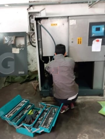 Techniciens adscameroun font l’entretien des compresseurs d’air fixes Atlas Copco de types GA, GX et GR.